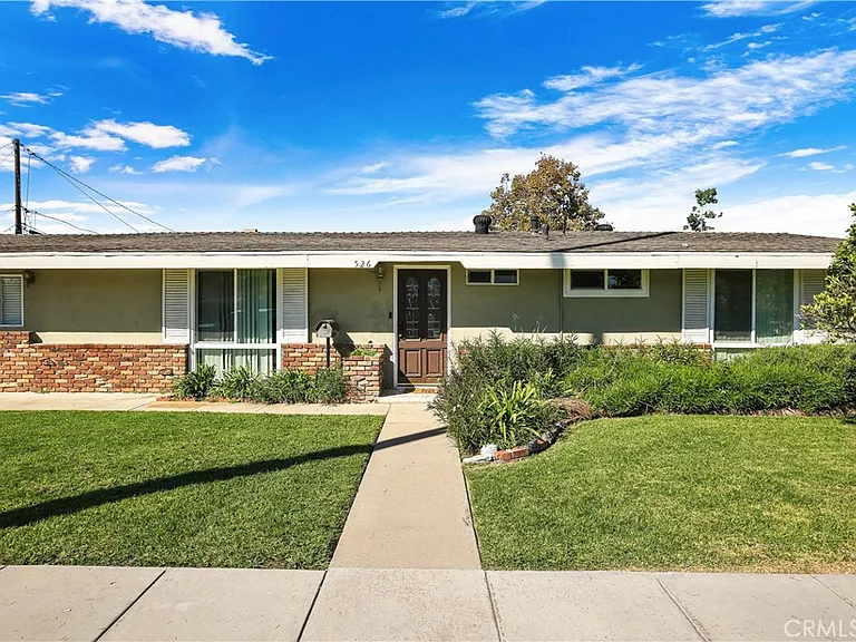 526 N Emerald Dr — Photo 4