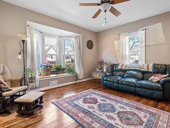 4th image of 216 Ash St