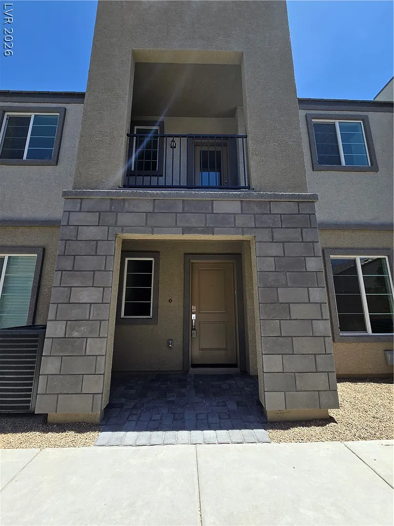 3 bed, 2.0 bath, 1253 sqft, $2,100 — Photo 1