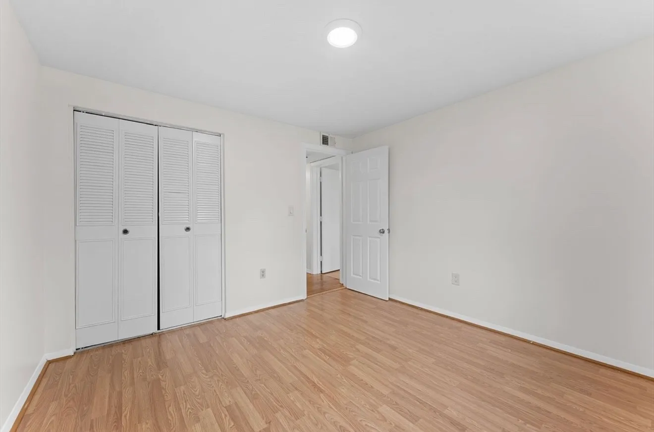 35 Eagle Ave — Photo 4