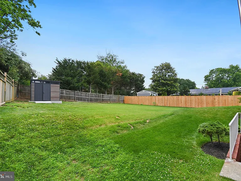10228 Farnham Dr — Photo 33