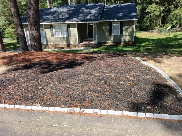 6447 Green Meadow Rd, Fayetteville, NC 28304