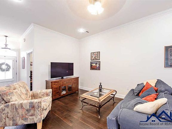 5th image of 157 Crescent Estates Dr