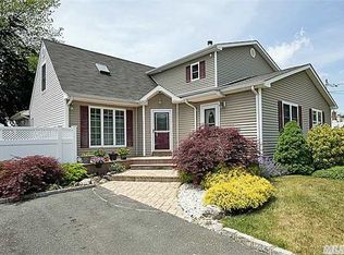 436 Raft Ave, Holbrook, NY 11741