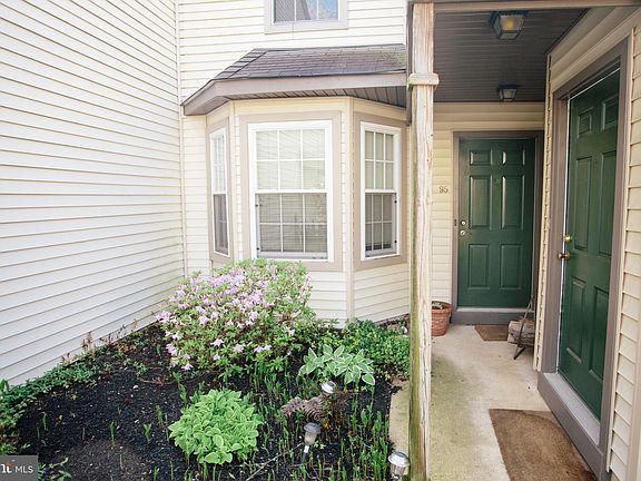 3rd image of 95 Woodlake Dr