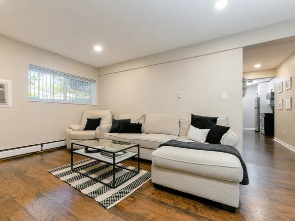 142 Kenrick St APT 8, Brighton, MA 02135