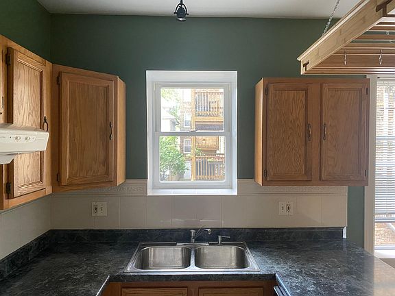 2nd image of 3014 W Sunnyside Ave #1