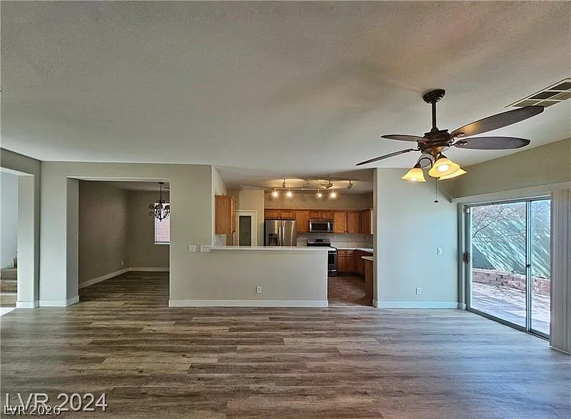 4 bed, 2.5 bath, 2242 sqft, $2,095 — Photo 3