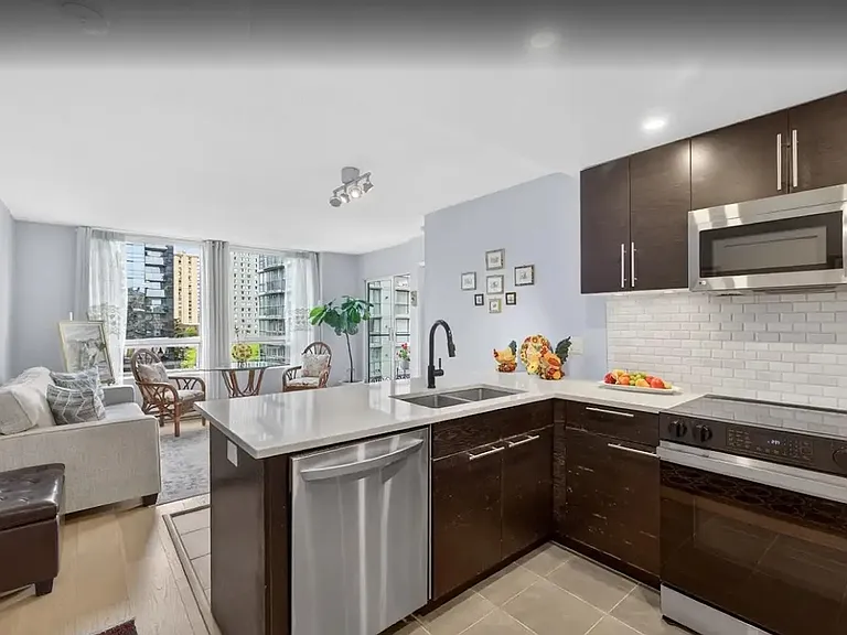 811 Helmcken St #1 — Photo 3