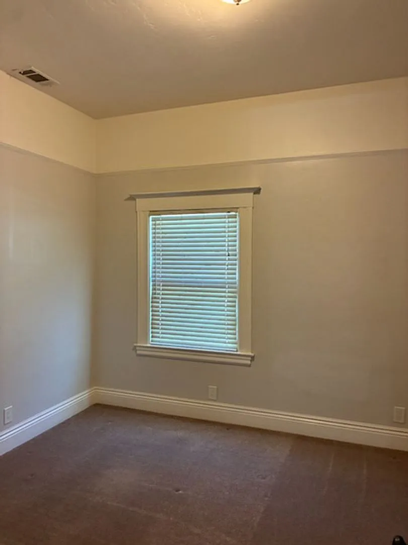 Available Now! 2 Bedroom 1 Bath In Mansion Flats — Photo 4