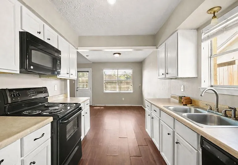 8326 Swan Meadow Ln — Photo 2