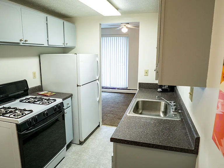 College Towers Apartments — Photo 28