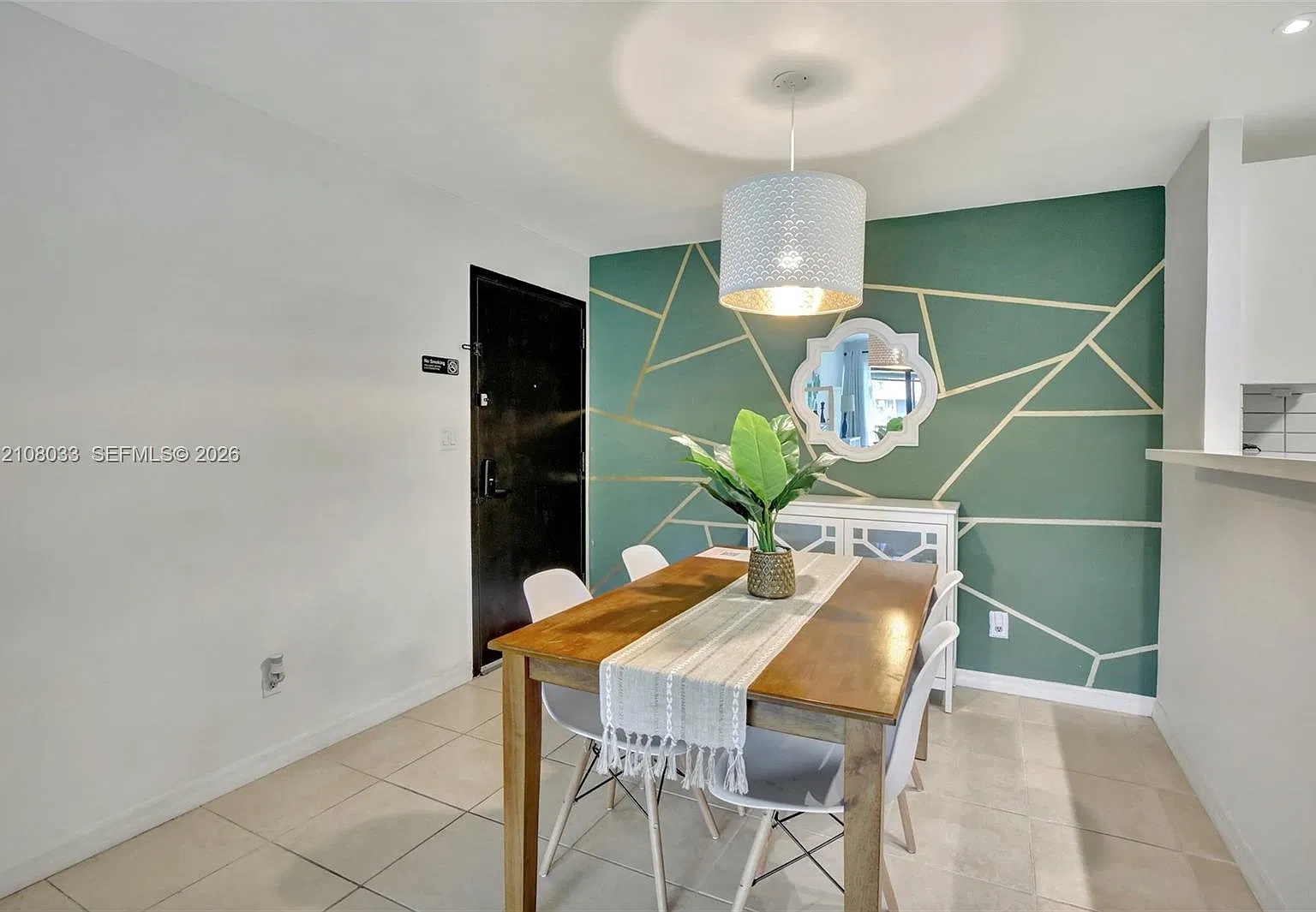 Hampton Court Condo — Photo 3