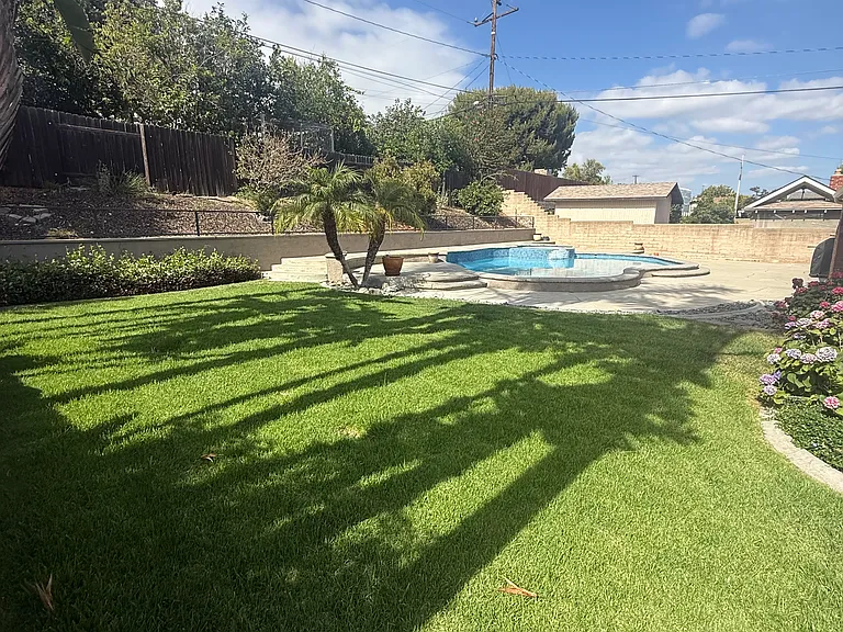 1045 Shannon St — Photo 3