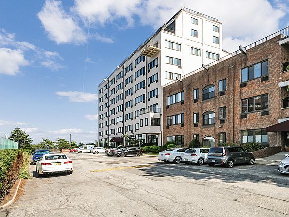 5th image of 20 Bay Street Lndg APT 2