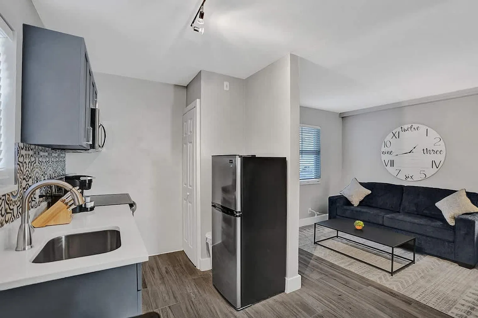1 bed, 1.0 bath, 613 sqft, $1,732 — Photo 2