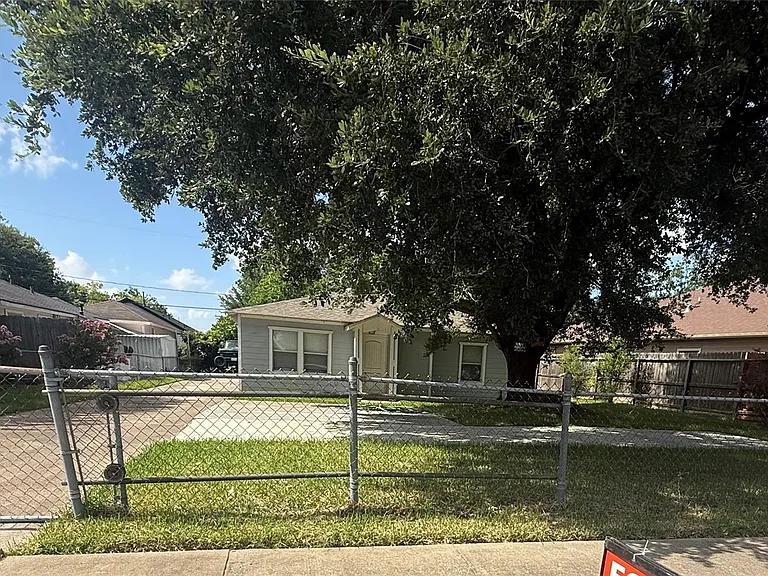 1321 Taylor Ave — Photo 6