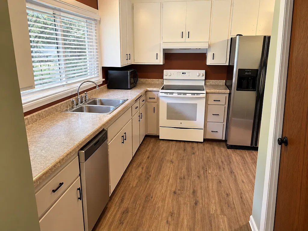 Private Room In Shared Home Arden Hills Utilities Included — Photo 3