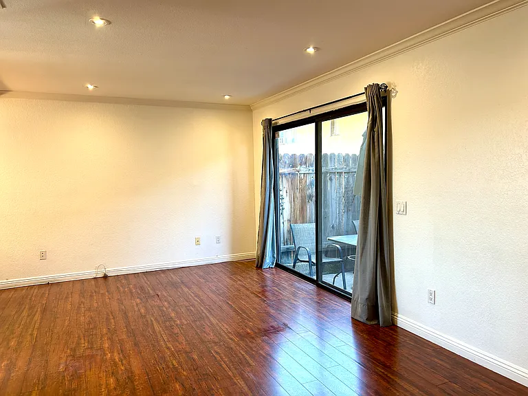1039 Mount Olive Dr — Photo 2