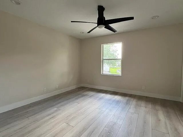239 Leland Ln — Photo 6