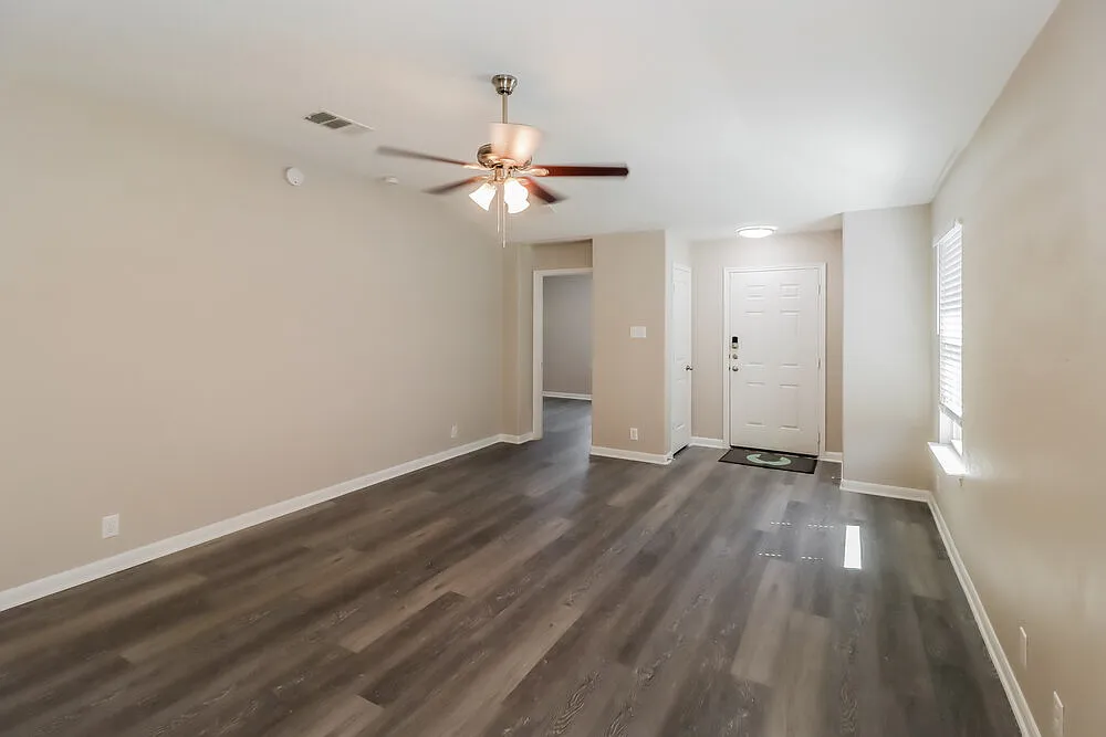3 bed, 2.0 bath, 1434 sqft, $2,095 — Photo 3