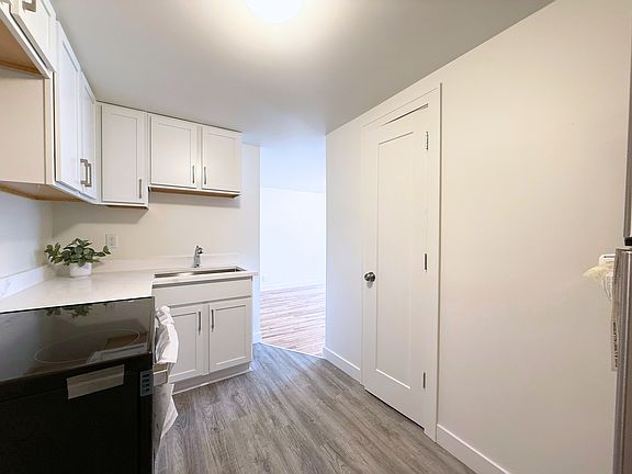 3rd image of 29222 Grand River Ave APT 5