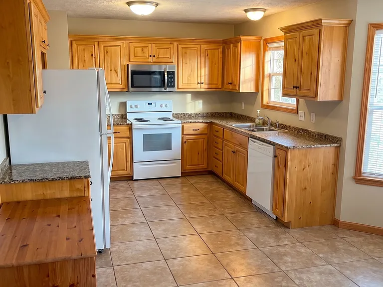 1004 E Lloyd St — Photo 3