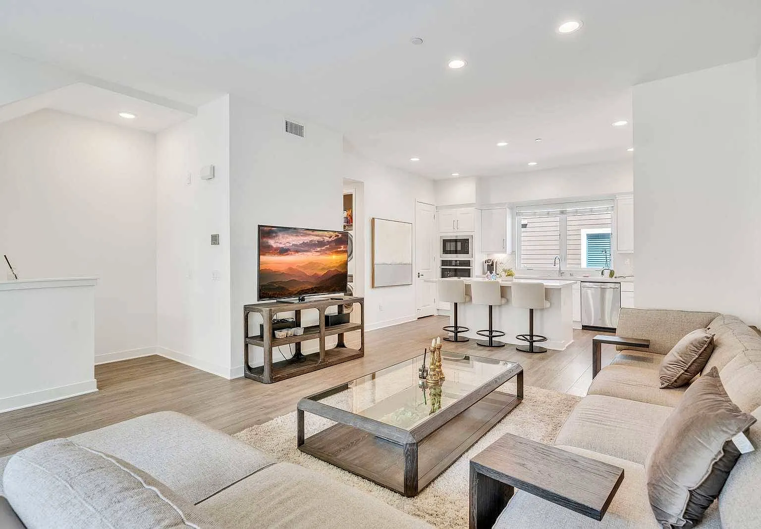 2 bed, 2.5 bath, 1506 sqft, $8,000 — Photo 3