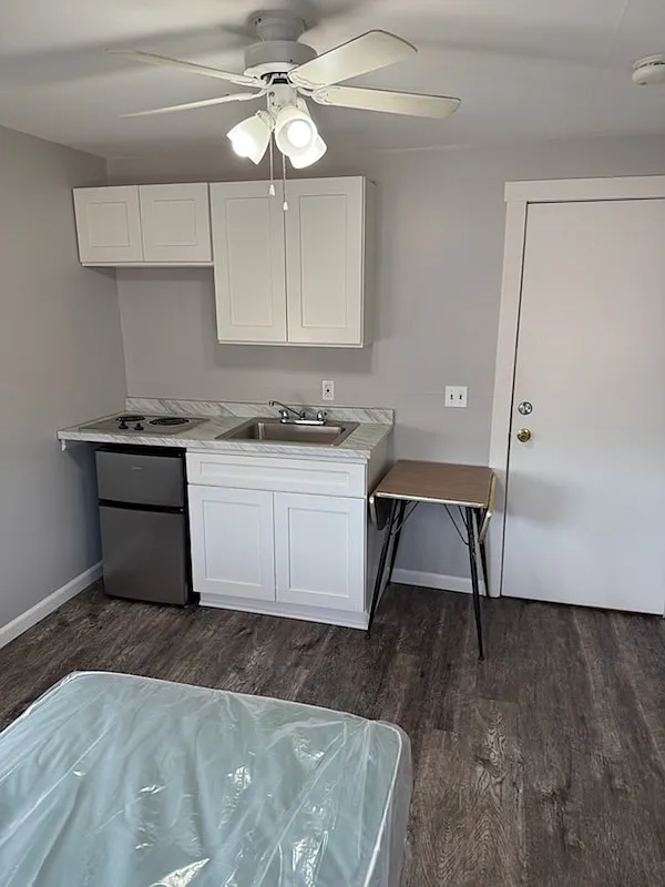 Studio, $990 — Photo 2