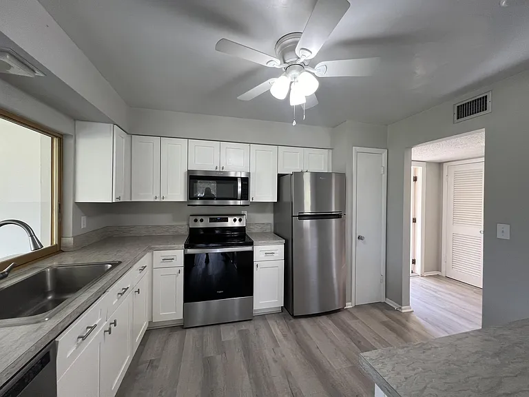 1920 W Lakeview Blvd #1 — Photo 13