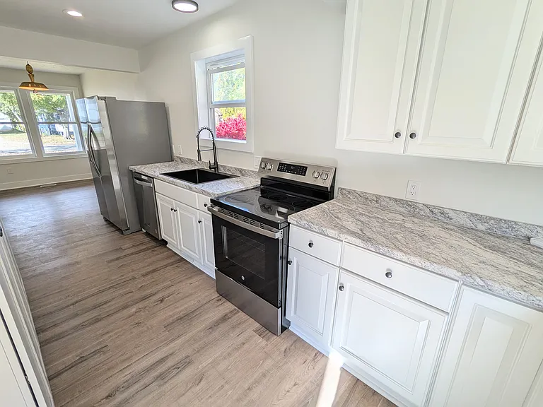 1109 Mills Ave — Photo 3