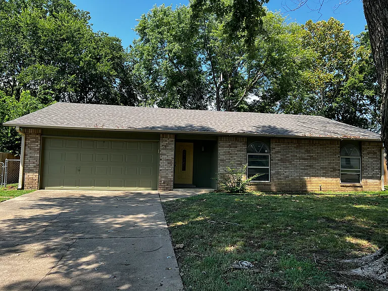 108 W Waco Pl — Photo 1