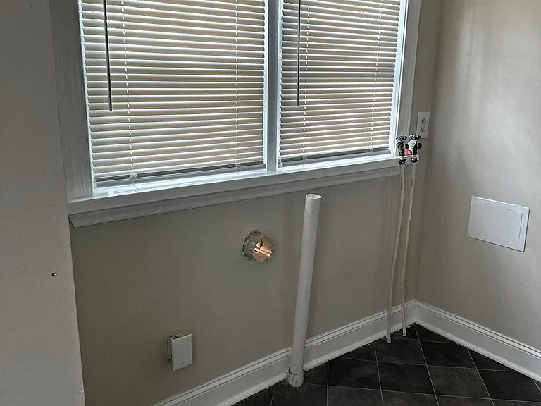 Bathroom 2 / Washer & Dryer Hookups