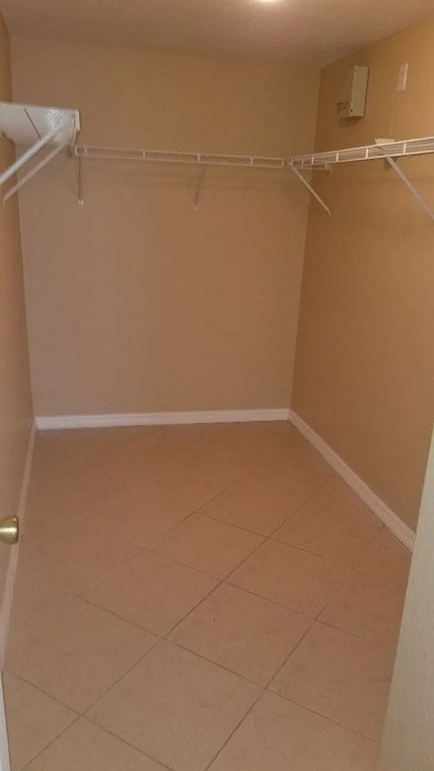 Unfurnished 1 X 1 first floor in desirable area of Bonita Springs — Photo 4