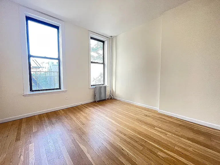 206 E 6th St #8 — Photo 2