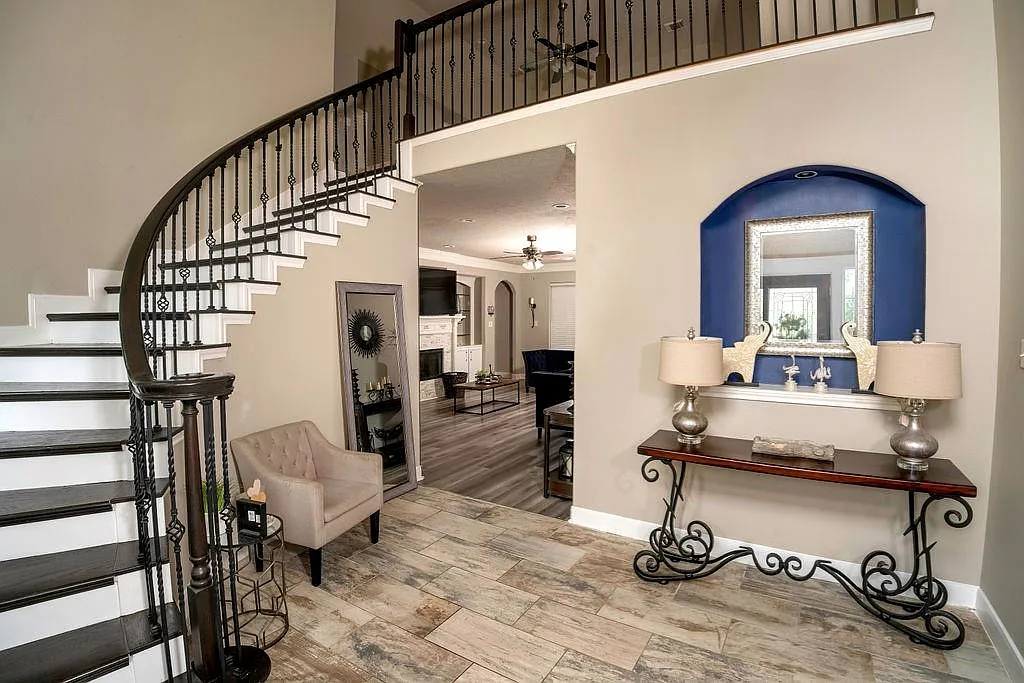 5 bed, 3.5 bath, 4041 sqft, $3,500 — Photo 2