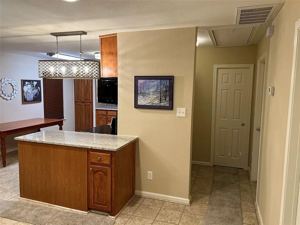2 bed, 1.0 bath, 828 sqft, $1,600 — Photo 4