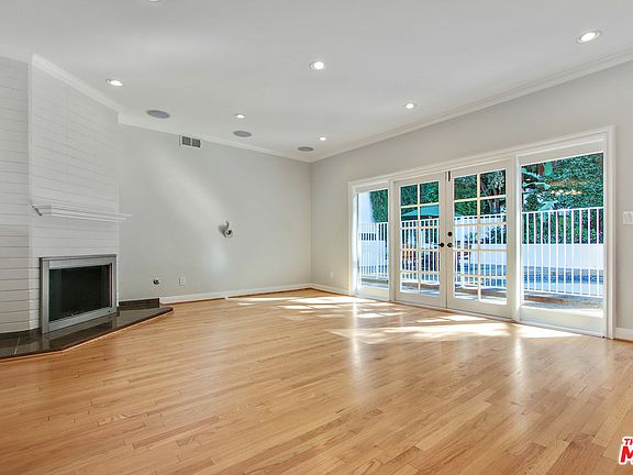 3rd image of 3122 N Beachwood Dr