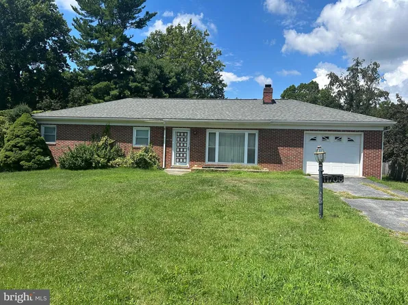 11706 Robinwood Dr, Hagerstown, MD 21742