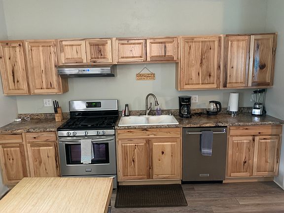 4th image of 218 E 6th St