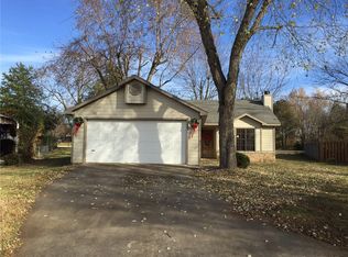 909 E Linden Pl, Rogers, AR 72756