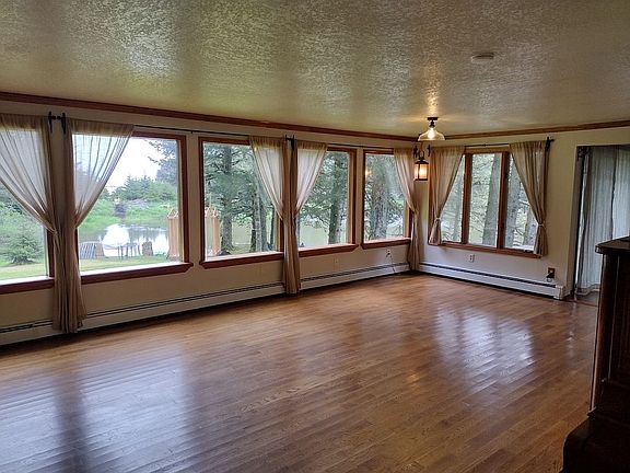 Family room - empty