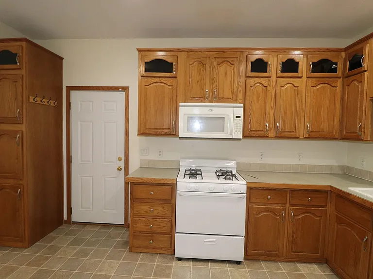 2120 Thompson Dr — Photo 10