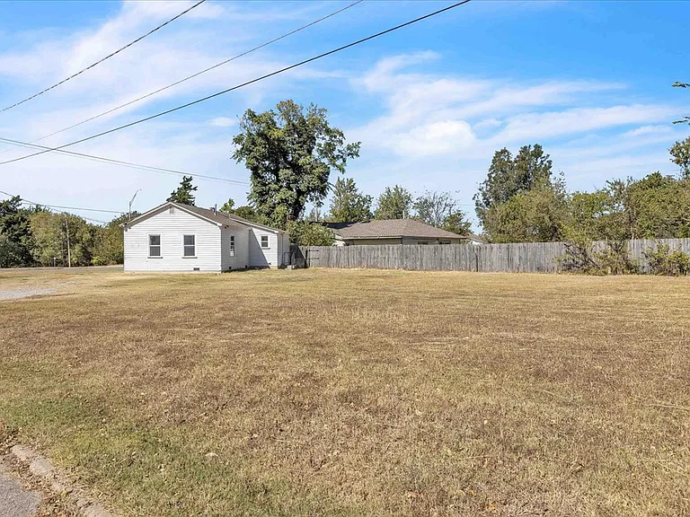 2000 N Douglas Blvd — Photo 20