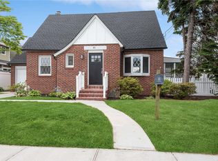 83 Grand Blvd, Massapequa Park, NY 11762