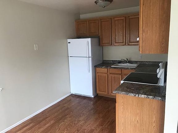 3rd image of 420 Maple Ave