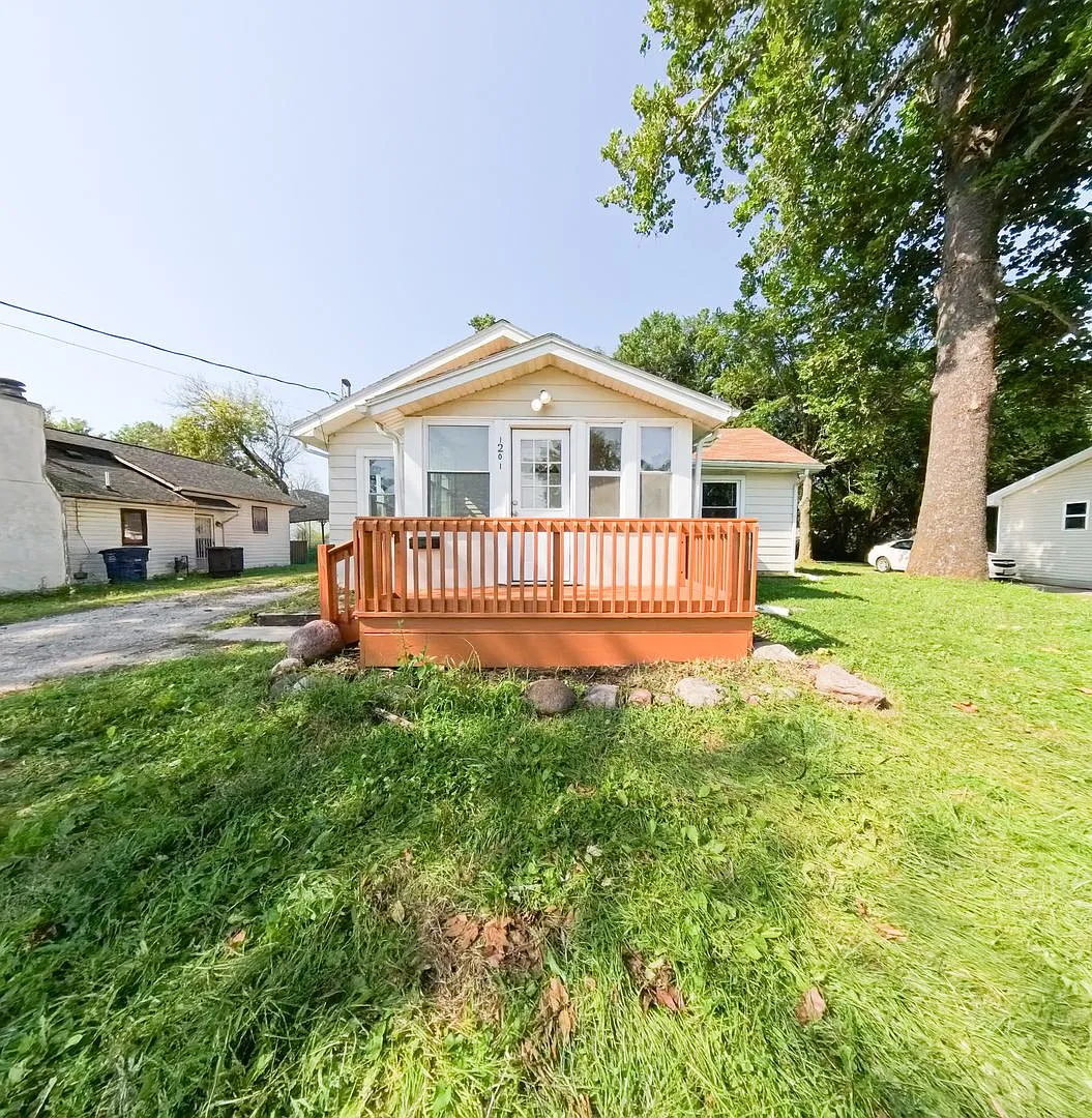 Cozy 3 Bedroom 1 Bathroom- Located near blank park zoo — Photo 1