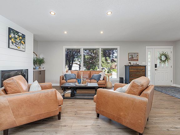 4th image of 79 Woodstock Dr