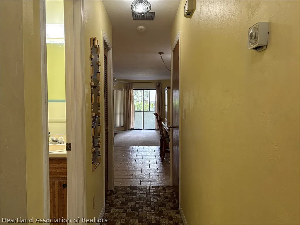 1561 Lakeview Dr — Photo 3