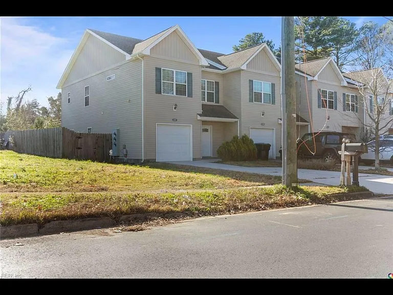 1107 Carver Ave — Photo 2
